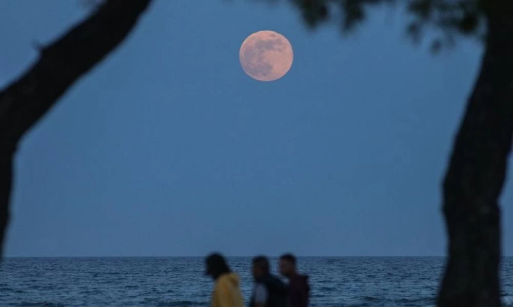 Εντυπωσιακή η «Πανσέληνος της Φράουλας» από την Ελλάδα (εικόνες)